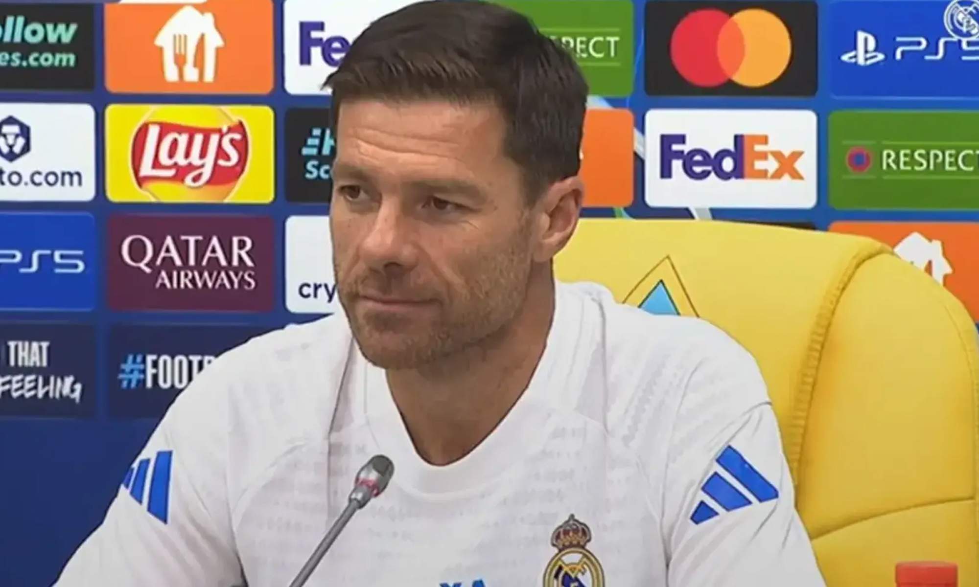 Xabi Alonso hablando con el Real Madrid en rueda de prensa.  Xabi Alonso hablando con el Real Madrid en rueda de prensa.