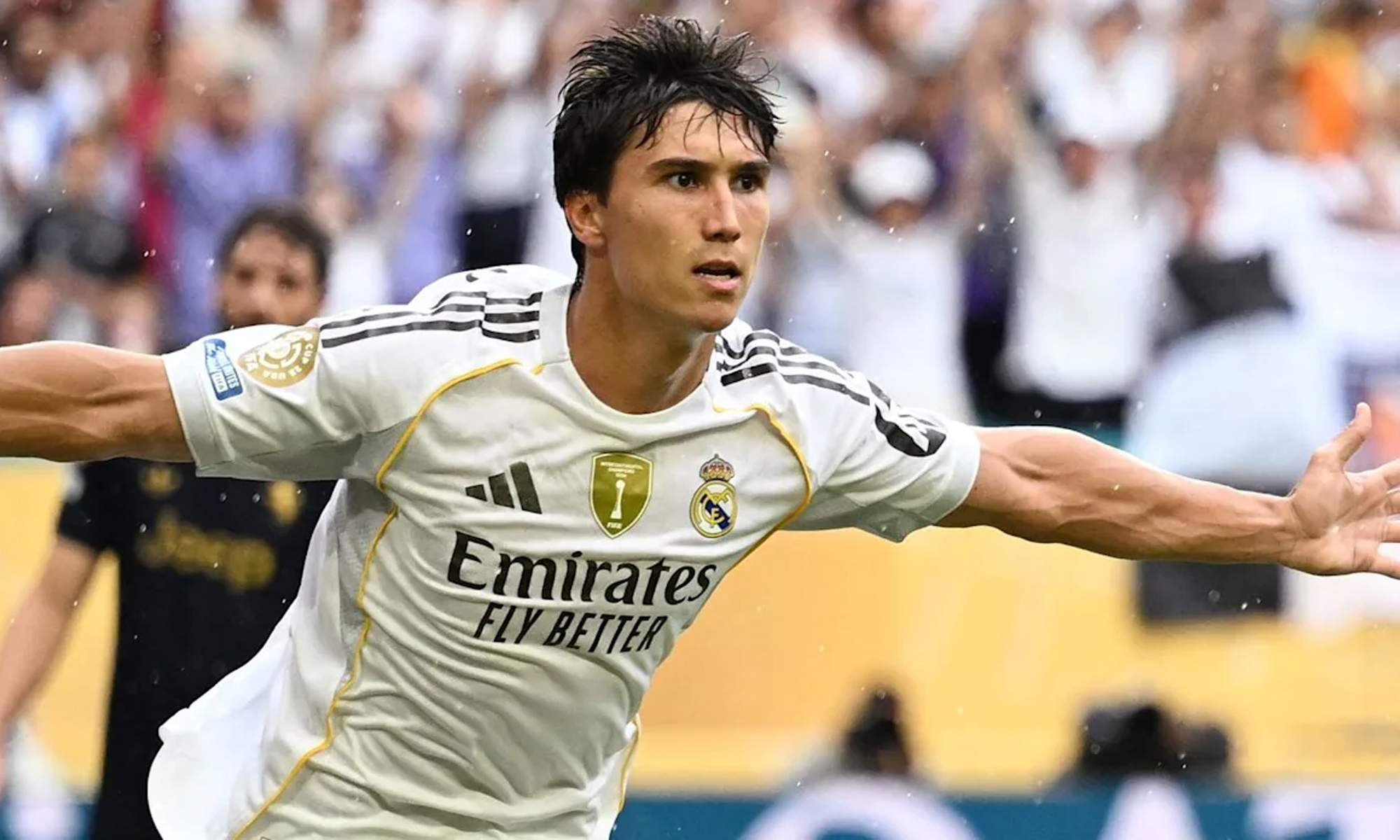 Gonzalo García celebrando un gol en un partido. 
