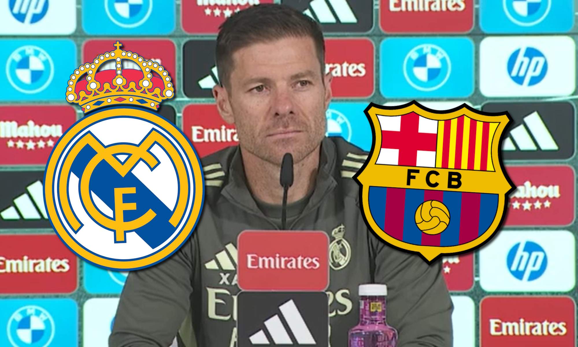 Xabi Alonso en rueda de prensa y escudos de Real Madrid y Barça Xabi Alonso en rueda de prensa y escudos de Real Madrid y Barça