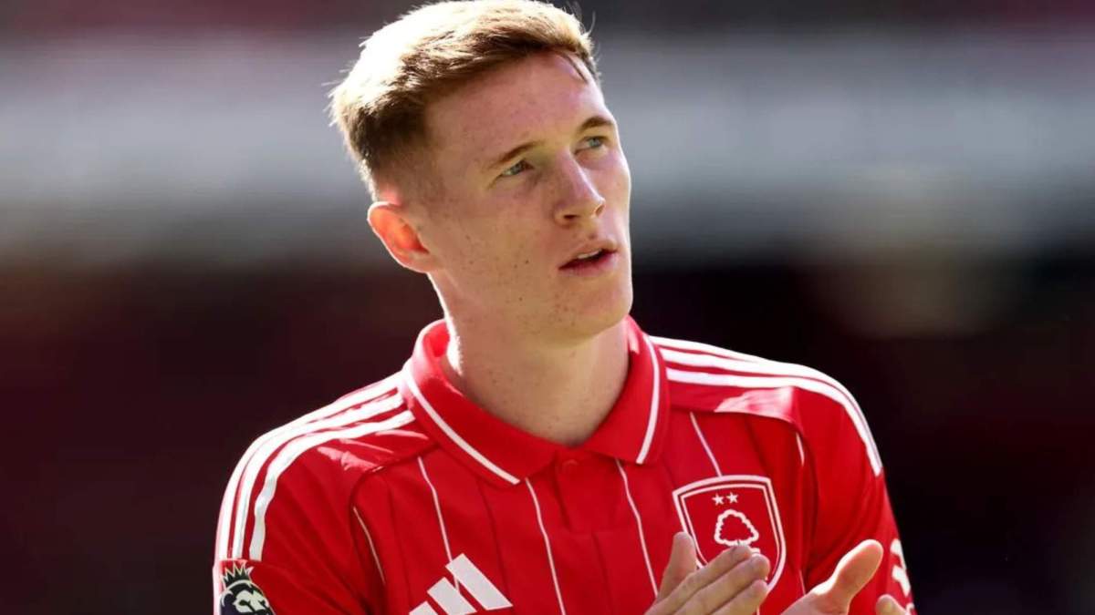 Elliot Anderson durante un partido con el Nottingham Forest Elliot Anderson durante un partido con el Nottingham Forest