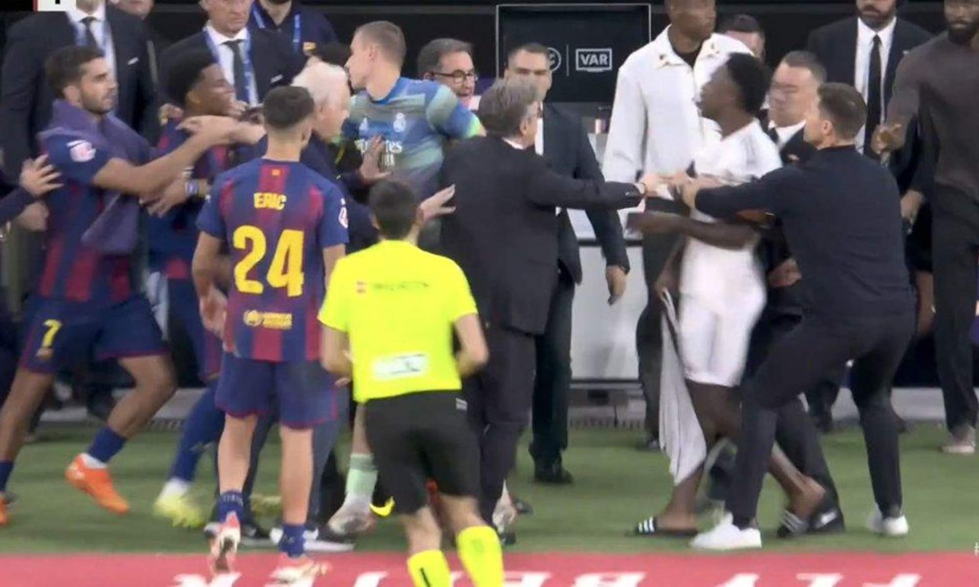 El Real Madrid acabó el Clásico con un expulsado: no se vio en TV El Real Madrid acabó el Clásico con un expulsado: no se vio en TV