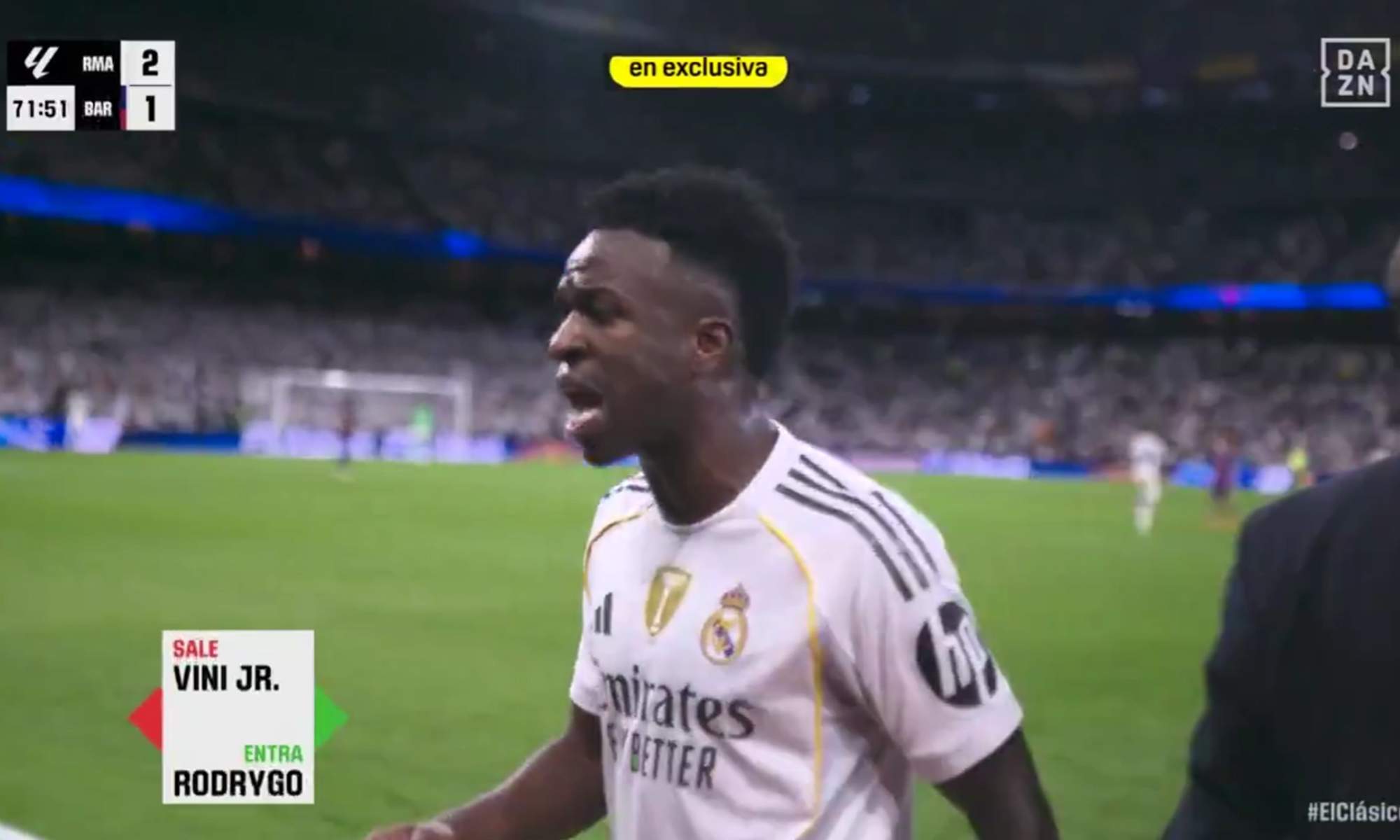 Vinícius Júnior enfadado en el cambio.