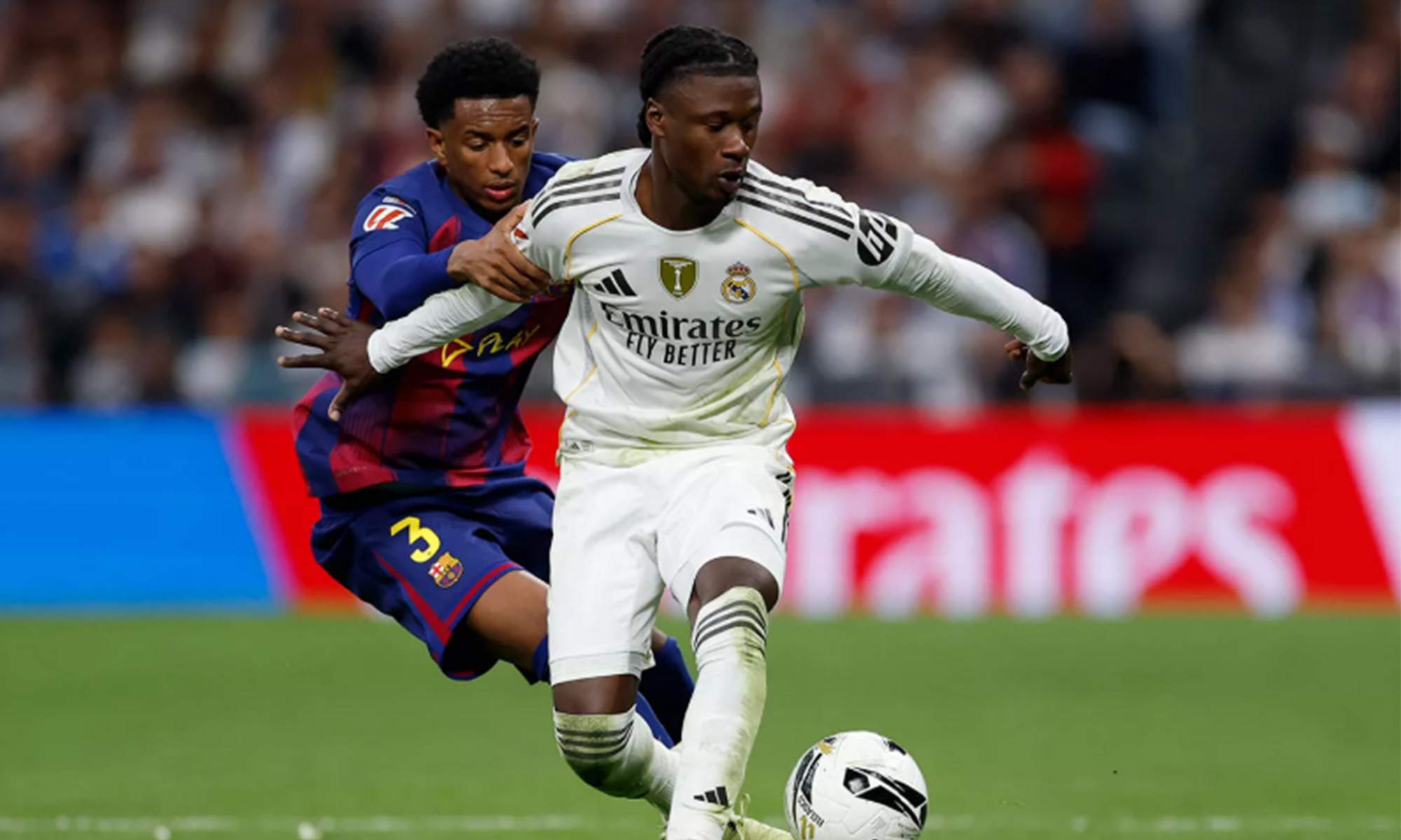 Eduardo Camavinga compitiendo un balón con Balde en el Clásico. Eduardo Camavinga compitiendo un balón con Balde en el Clásico.