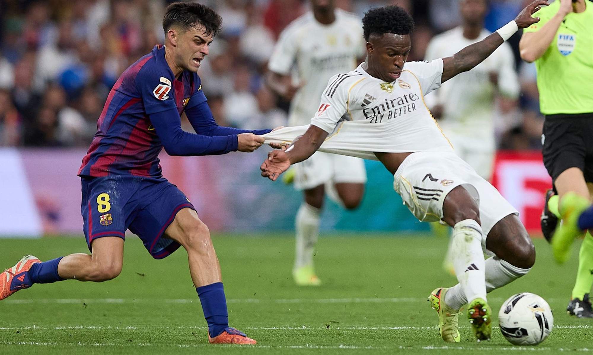 Pedri estirando la camiseta de Vinicius Pedri estirando la camiseta de Vinicius