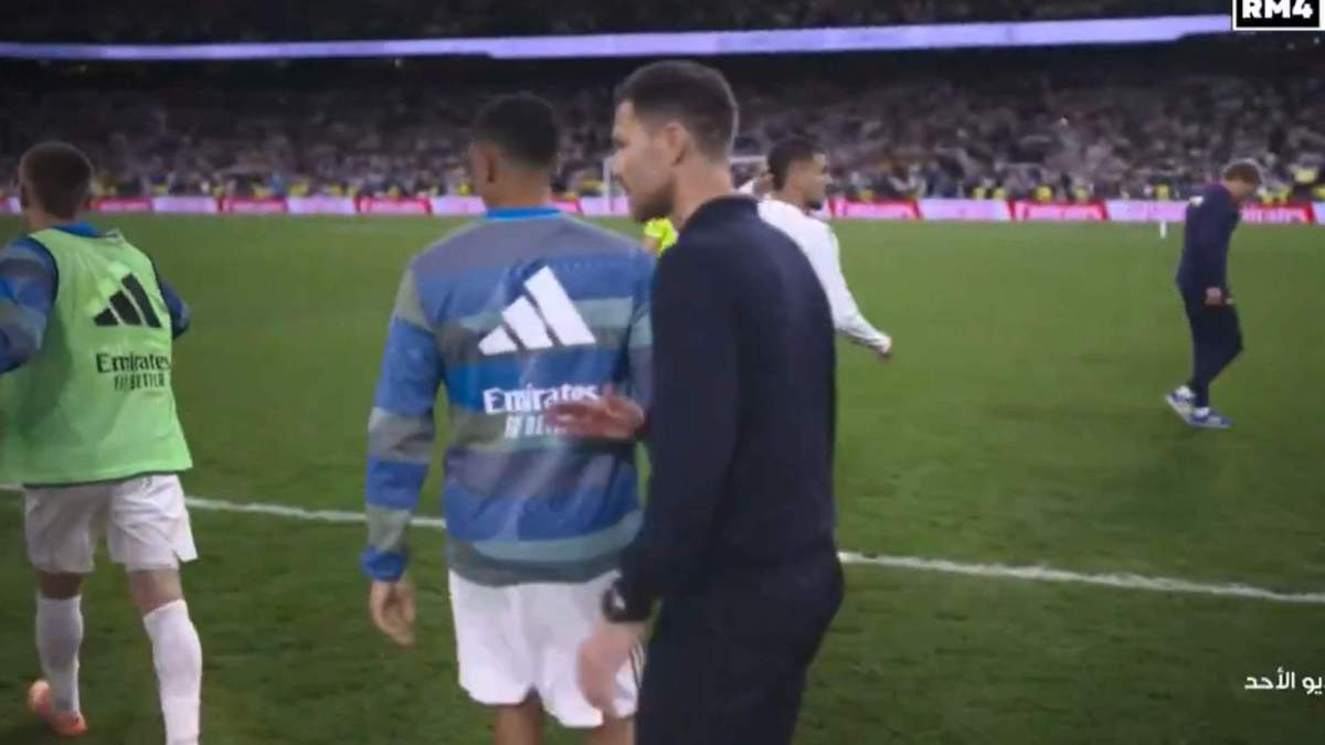 Xabi pidiendo calma a sus jugadores Xabi pidiendo calma a sus jugadores