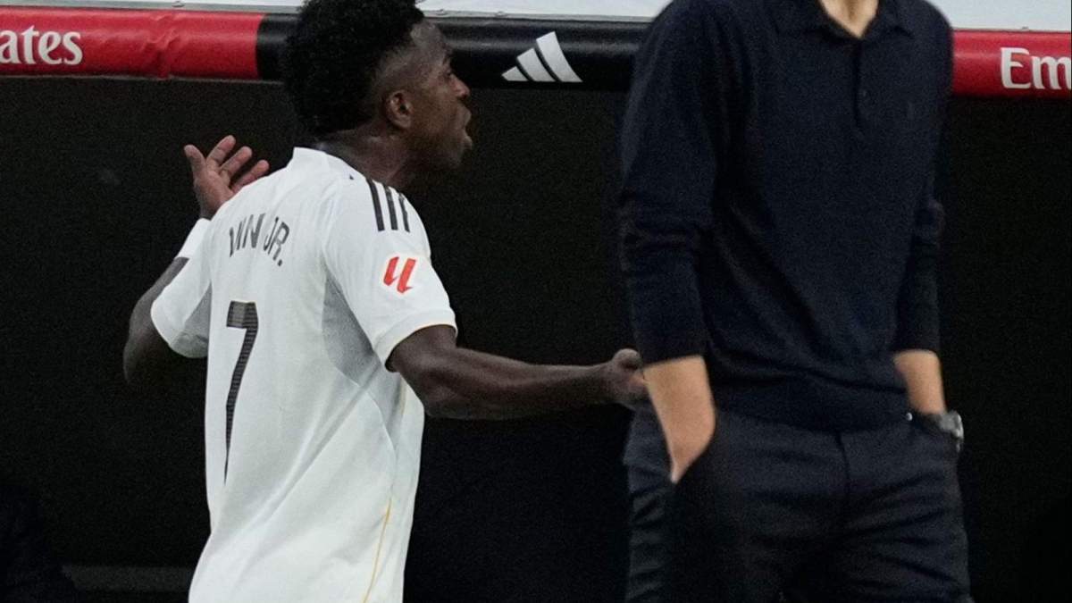 Vinícius Júnior protestando el cambio de Xabi Alonso. Vinícius Júnior protestando el cambio de Xabi Alonso.