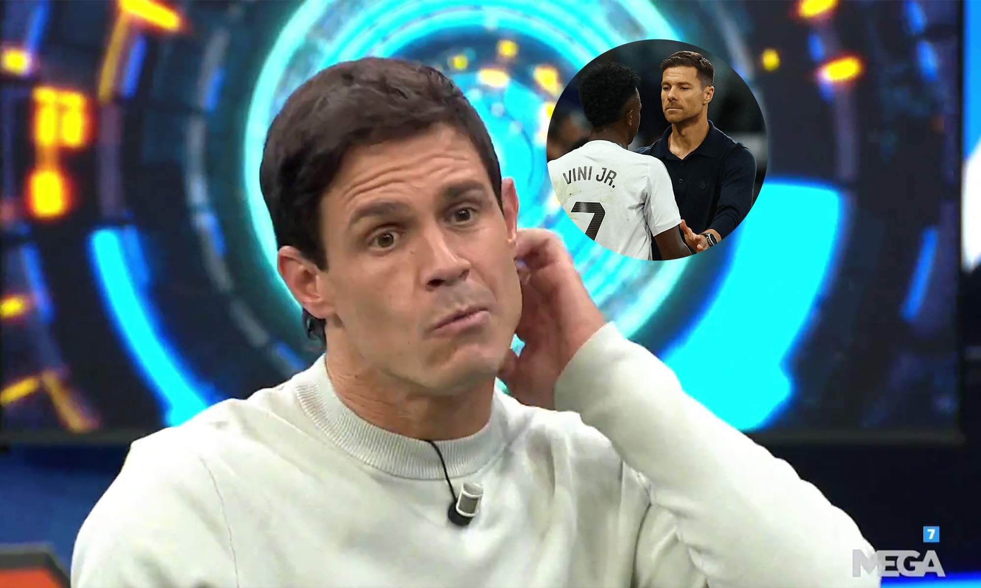 Edu Aguirre y una foto de Vinícius saludando a Xabi.  Edu Aguirre y una foto de Vinícius saludando a Xabi.
