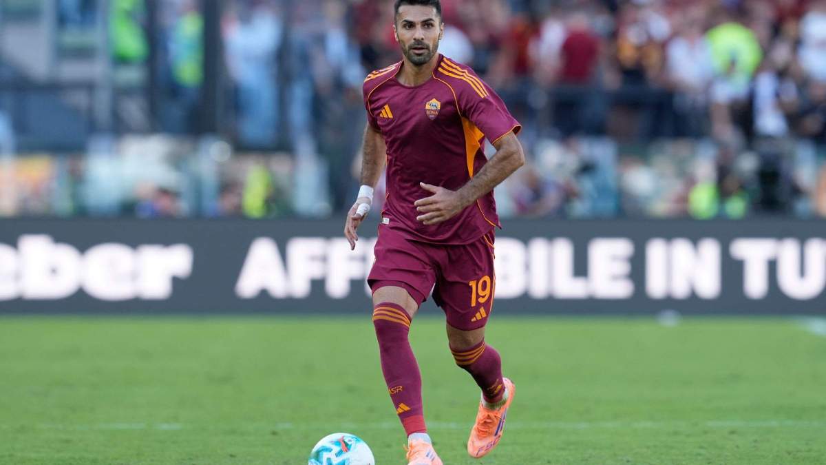 Zeki Celik jugando un partido con la Roma.