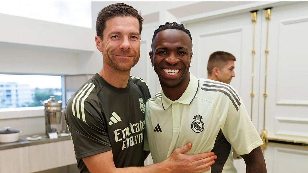 Xabi Alonso y Vinicius al incio de la presente temporada Xabi Alonso y Vinicius al incio de la presente temporada