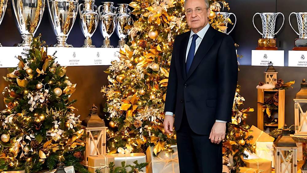 Florentino Pérez y el árbol de Navidad del Santiago Bernabéu Florentino Pérez y el árbol de Navidad del Santiago Bernabéu