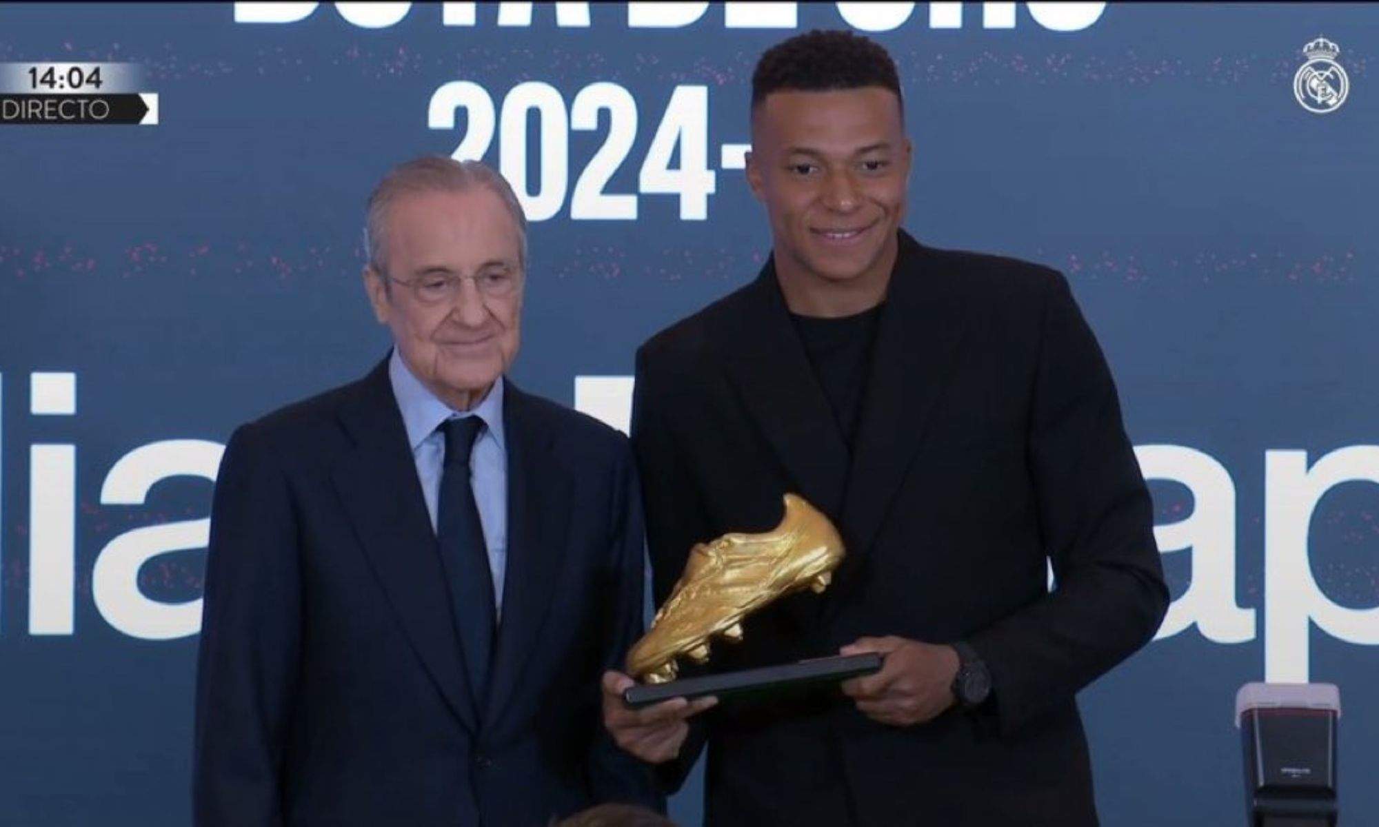 Florentino Pérez y Mbappé con la bota de Oro