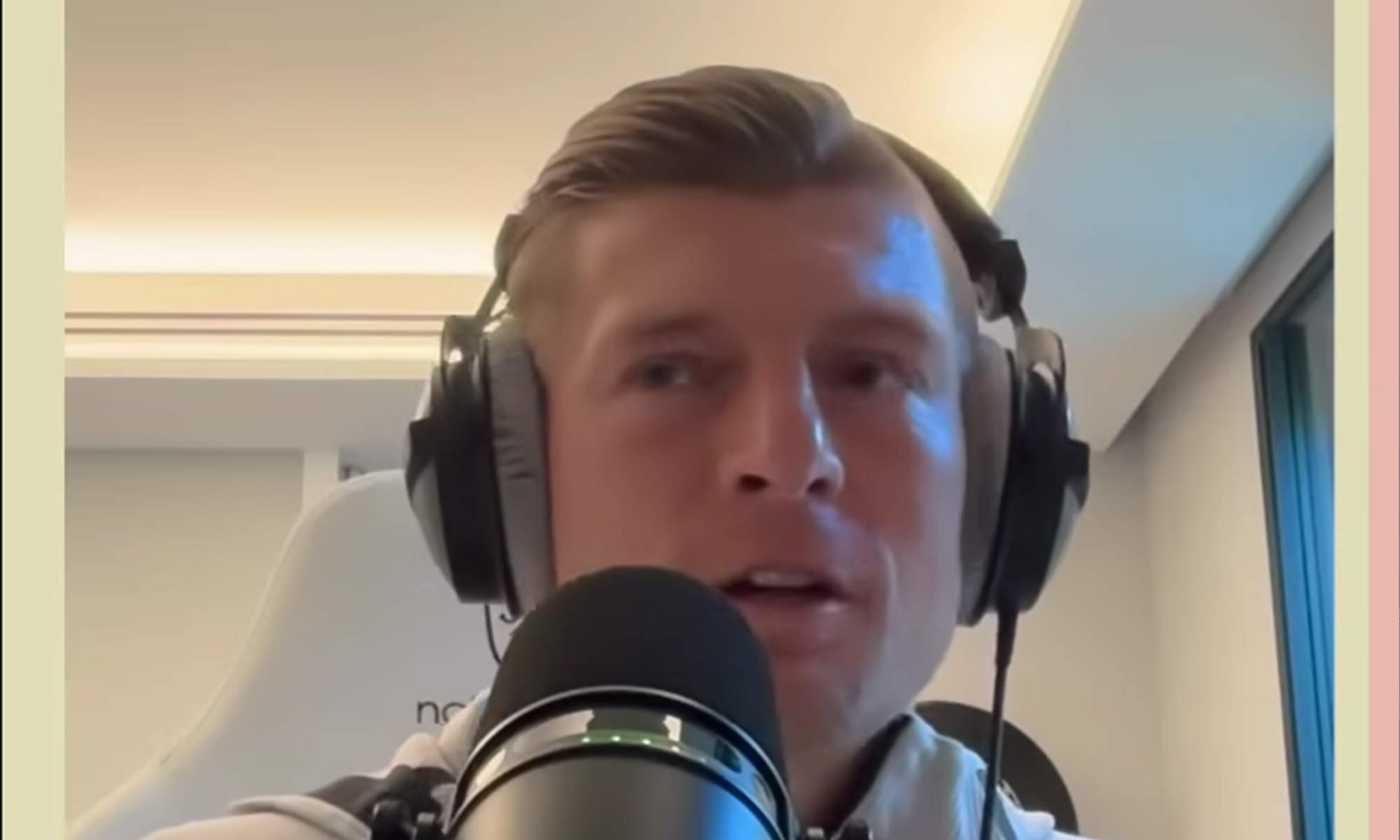 Toni Kroos hablando en su podcast. 