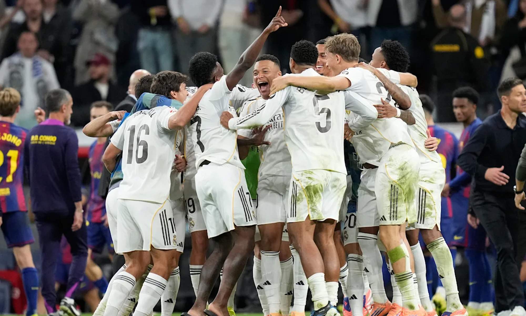 Jugadores del Real Madrid celebrando la victoria contra el Barcelona. 