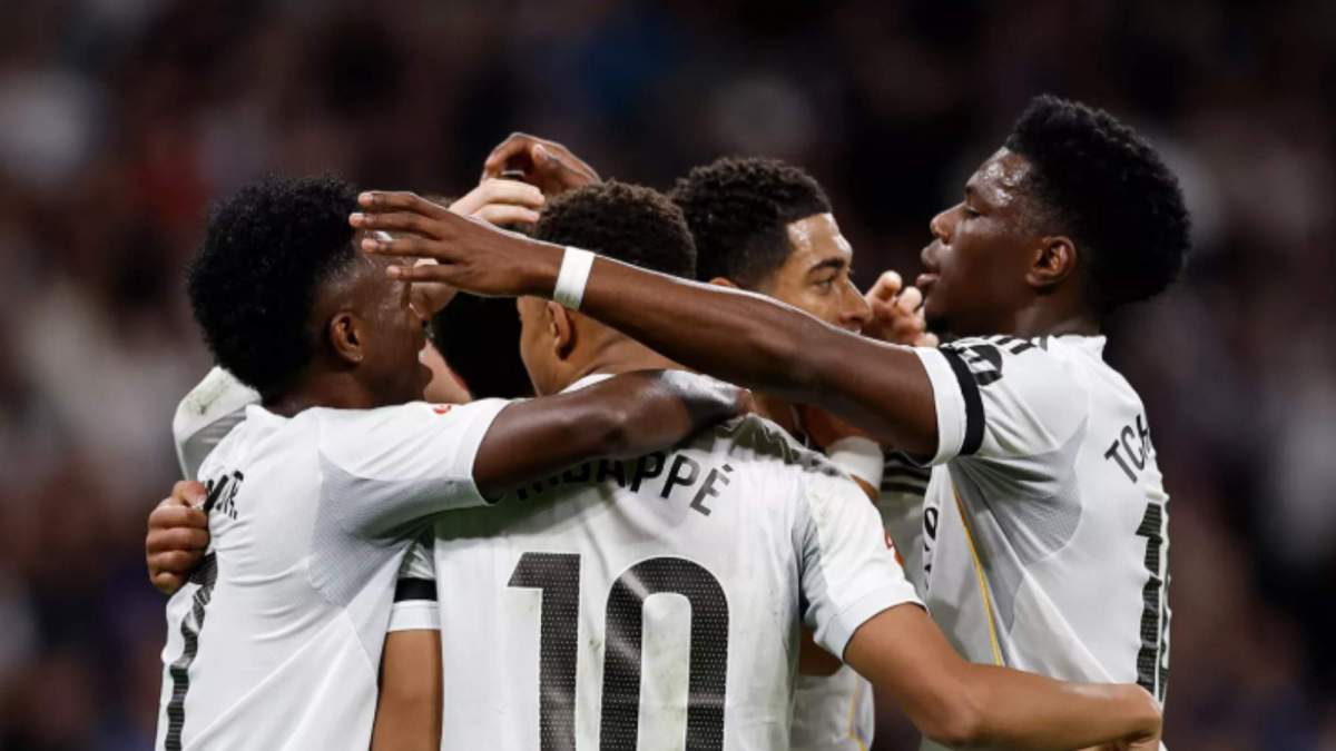 Jugadores del Real Madrid festejando un gol contra el Valencia Jugadores del Real Madrid festejando un gol contra el Valencia