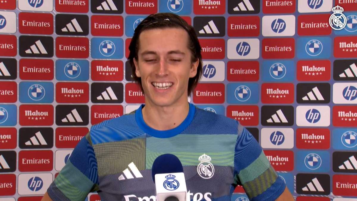 Álvaro Carreras hablando para Real Madrid Televisión Álvaro Carreras hablando para Real Madrid Televisión