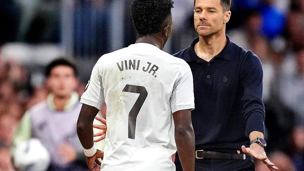 Vinicius y Xabi Alonso