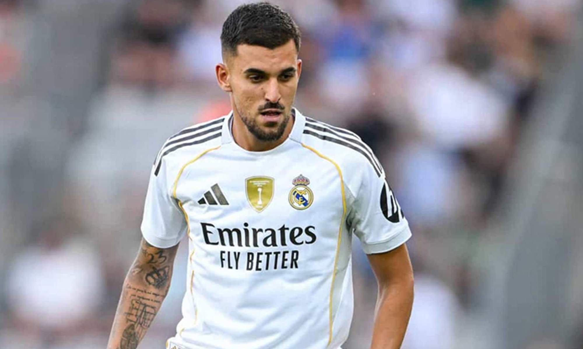 Dani Ceballos jugando con un partido del Real Madrid.