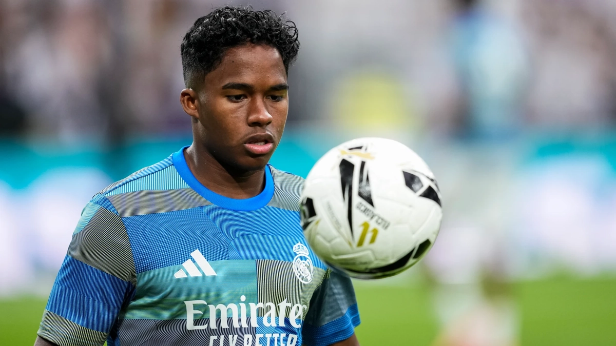 Endrick con el Real Madrid calentando