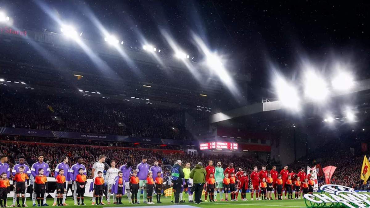 Jugadores del Real Madrid y del Liverpool antes de empezar el partido Jugadores del Real Madrid y del Liverpool antes de empezar el partido