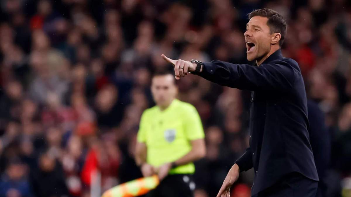 Xabi Alonso dando órdenes durante el Liverpool Real Madrid Xabi Alonso dando órdenes durante el Liverpool Real Madrid