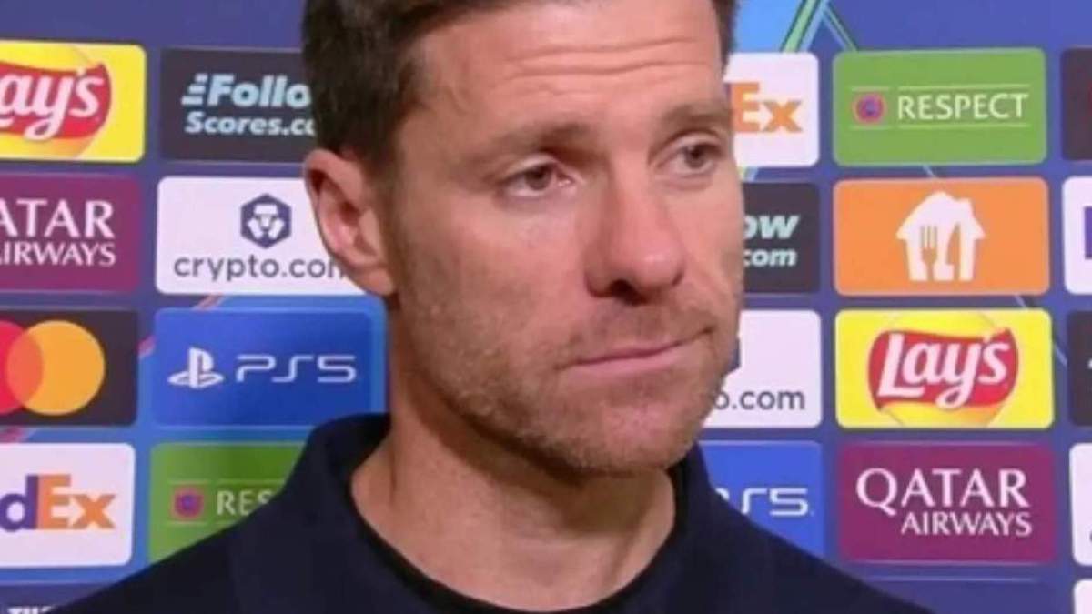 Xabi Alonso atendiendo a los medios de comunicación Xabi Alonso atendiendo a los medios de comunicación