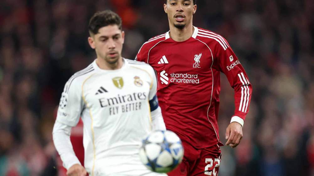 Ekitike en una pugna con Fede Valverde Ekitike en una pugna con Fede Valverde