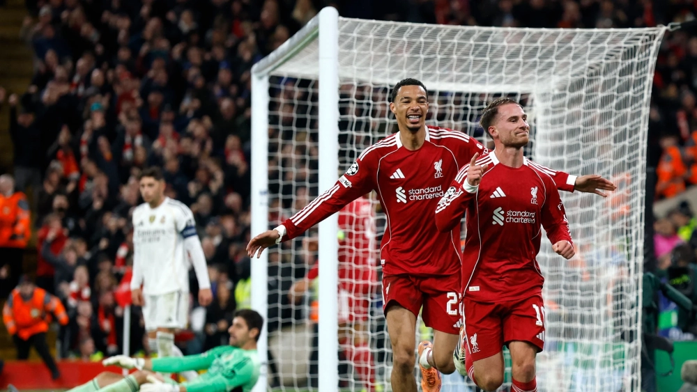 Ekitike celebrando el gol de Mac Allister Ekitike celebrando el gol de Mac Allister