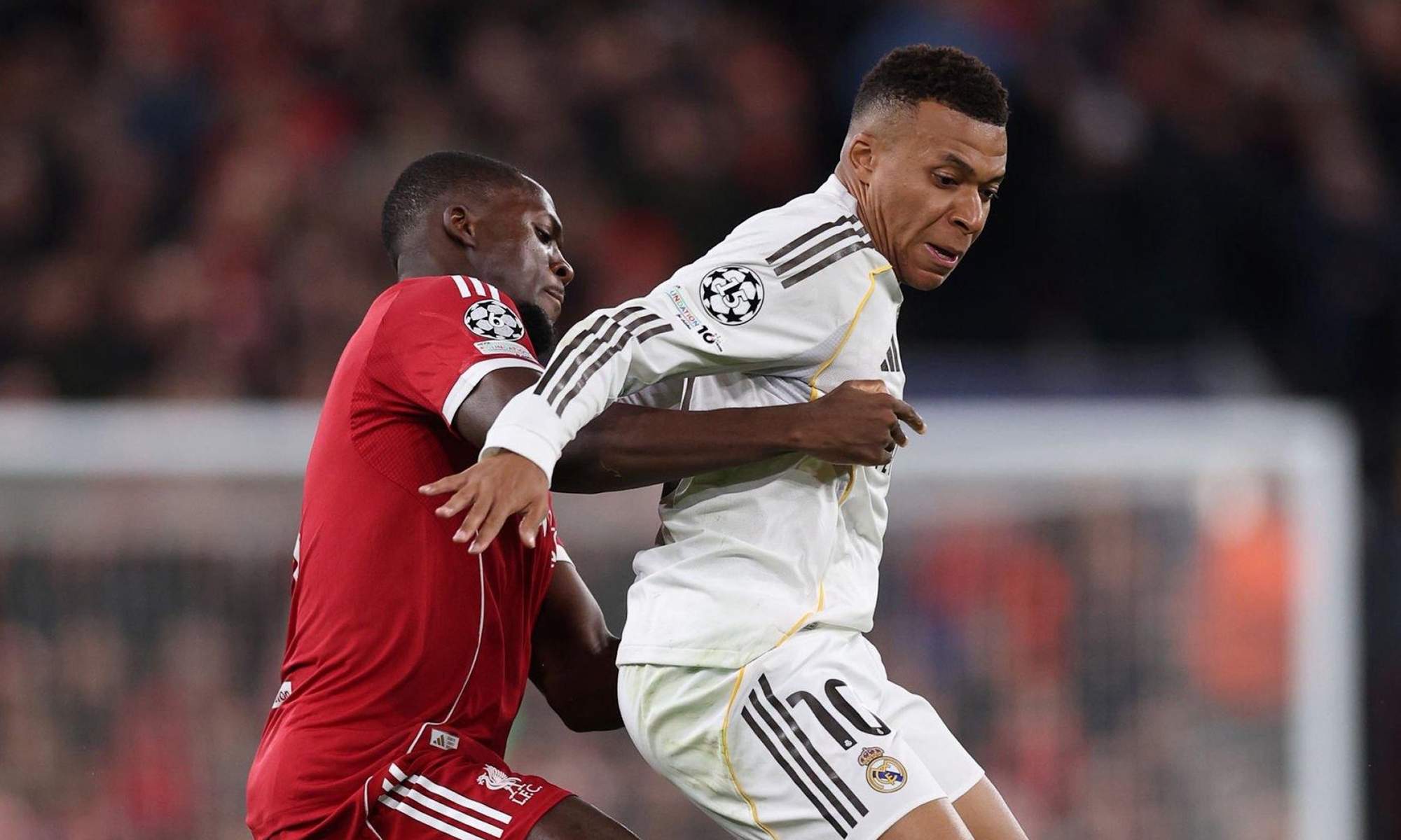 Ibrahima Konaté cubriendo a Kylian Mbappé durante el Liverpool - Real Madrid.