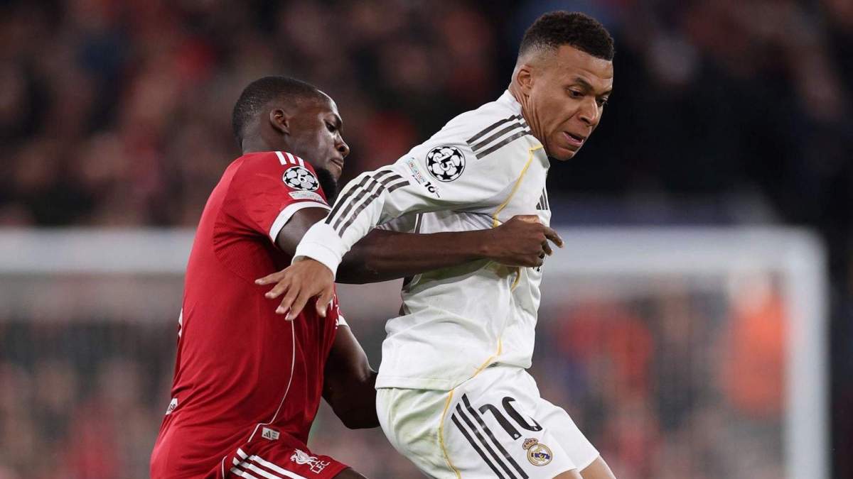 Ibrahima Konaté cubriendo a Kylian Mbappé durante el Liverpool - Real Madrid.