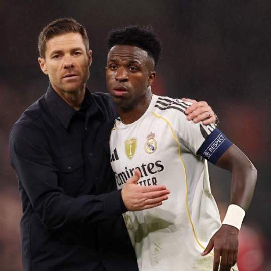 Vinicius y Xabi abrazados en Anfield Vinicius y Xabi abrazados en Anfield