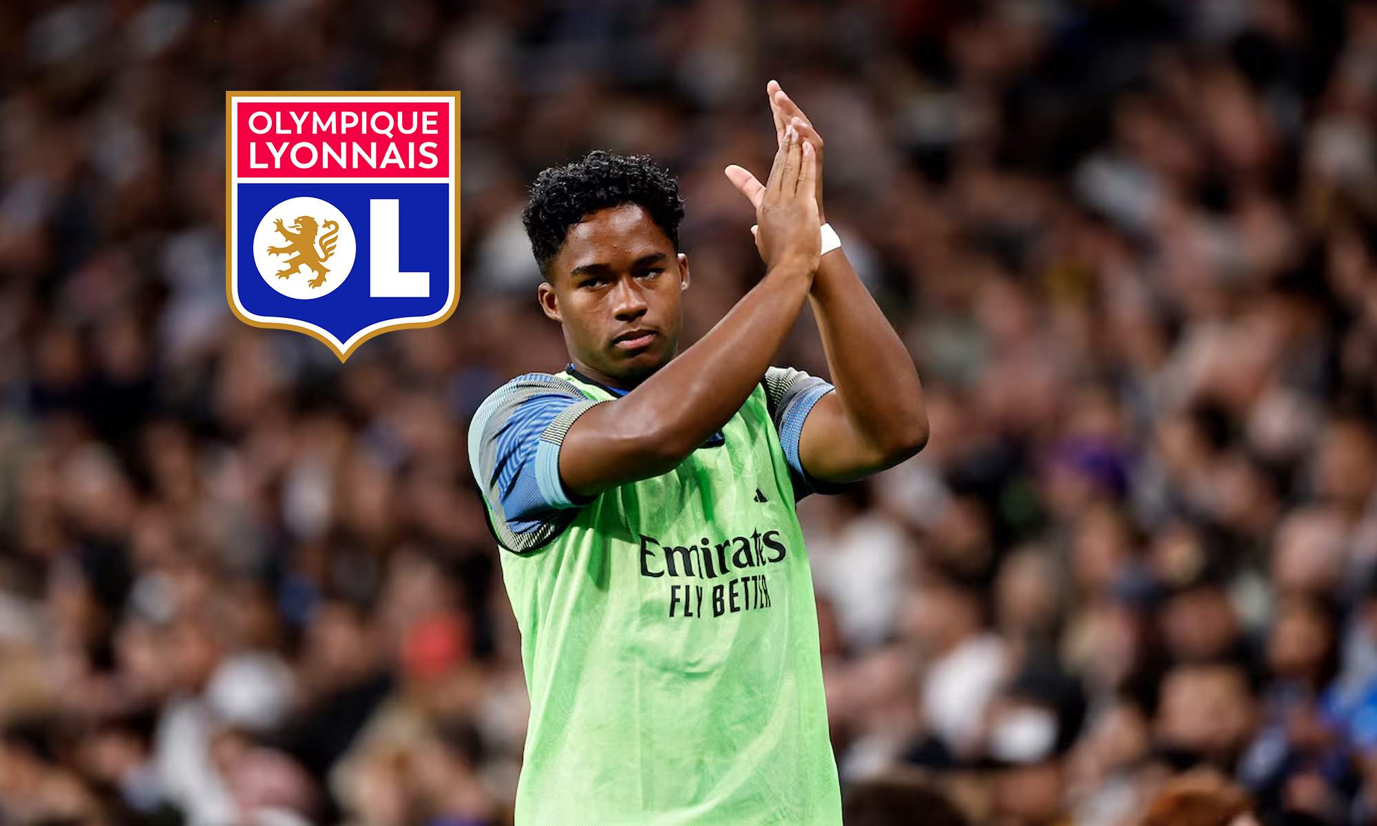 Endrick durante un calentamiento y el escudo del Olympique de Lyon. 