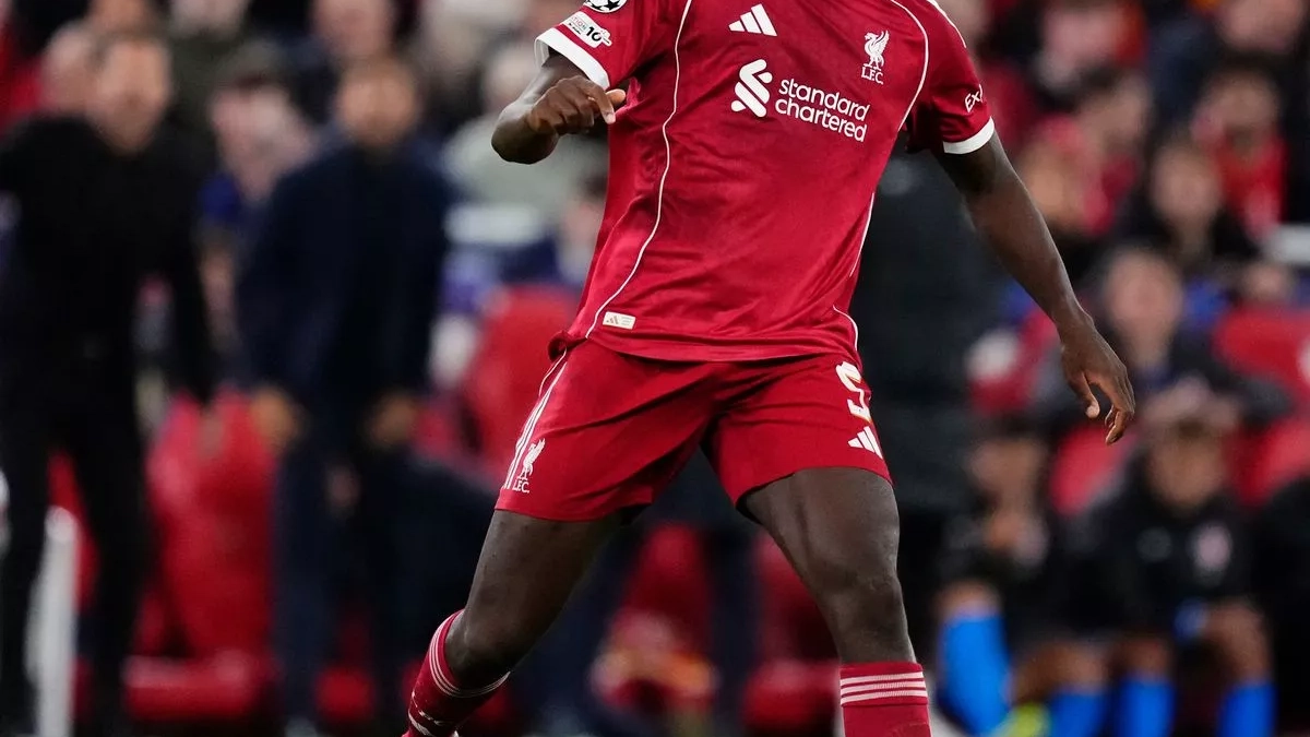 Ibrahima Konaté jugando un partido con el Liverpool.