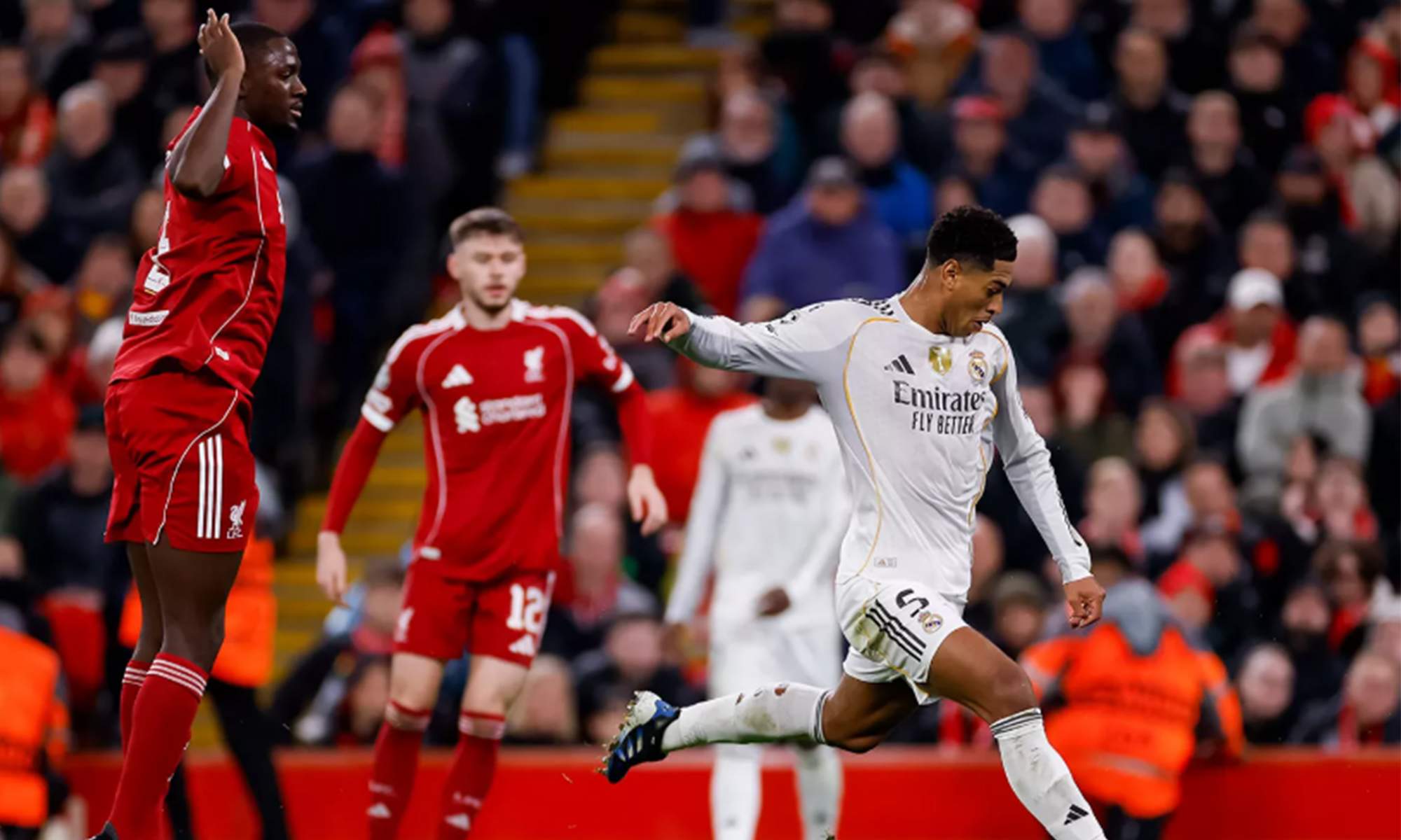 Jude Bellingham jugando contra el Liverpool. 