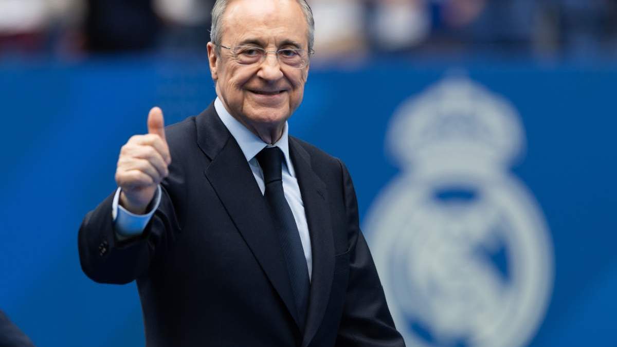 Florentino Pérez levantando el pulgar con fondo del Real Madrid
