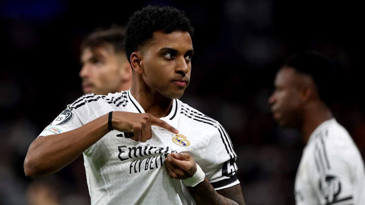 Rodrygo Goes señalando el escudo del Real Madrid