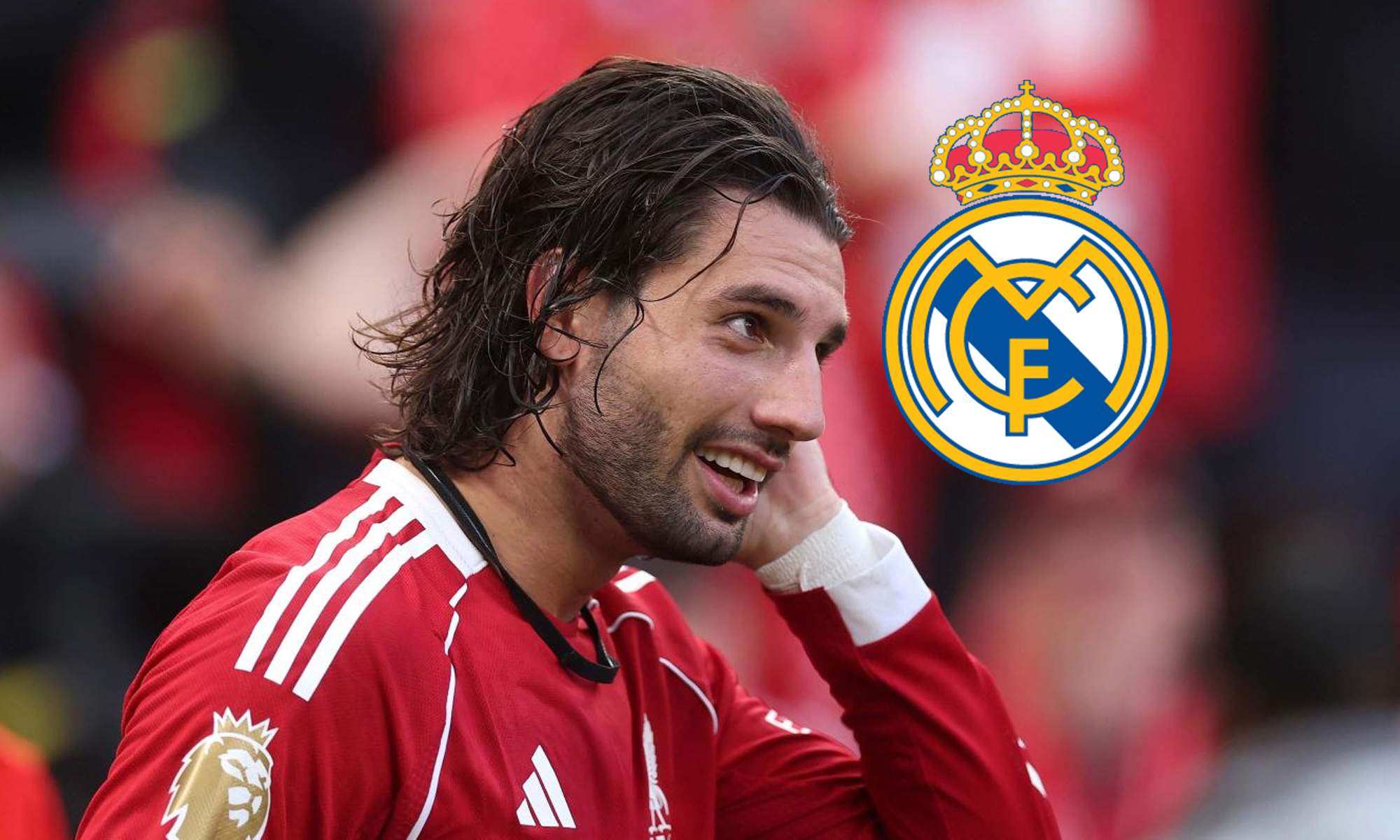 Szoboszlai jugando un partido con el Liverpool y el escudo del Real Madrid. 