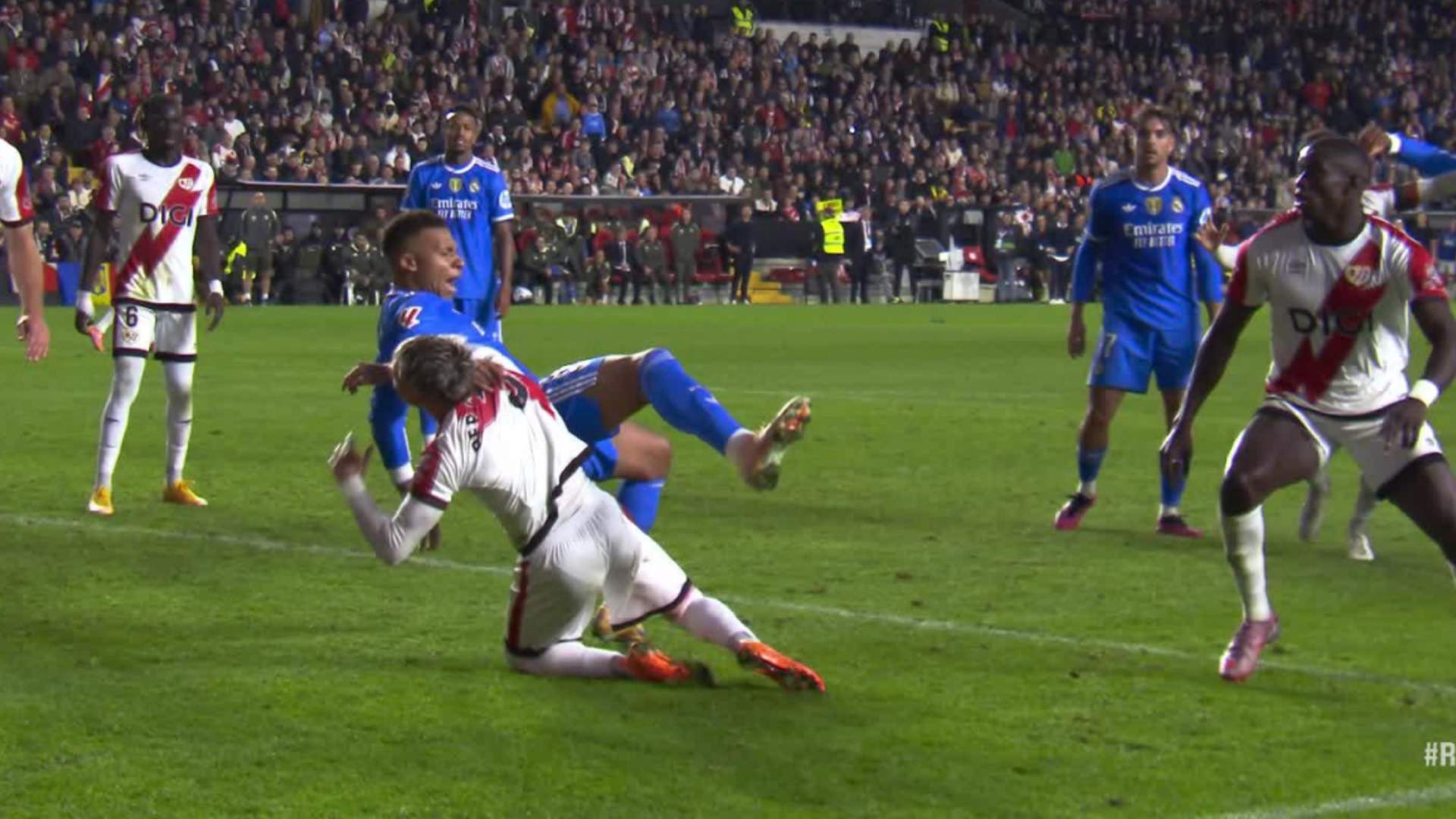 Los 3 penaltis no señalados al Real Madrid contra el Rayo Vallecano 