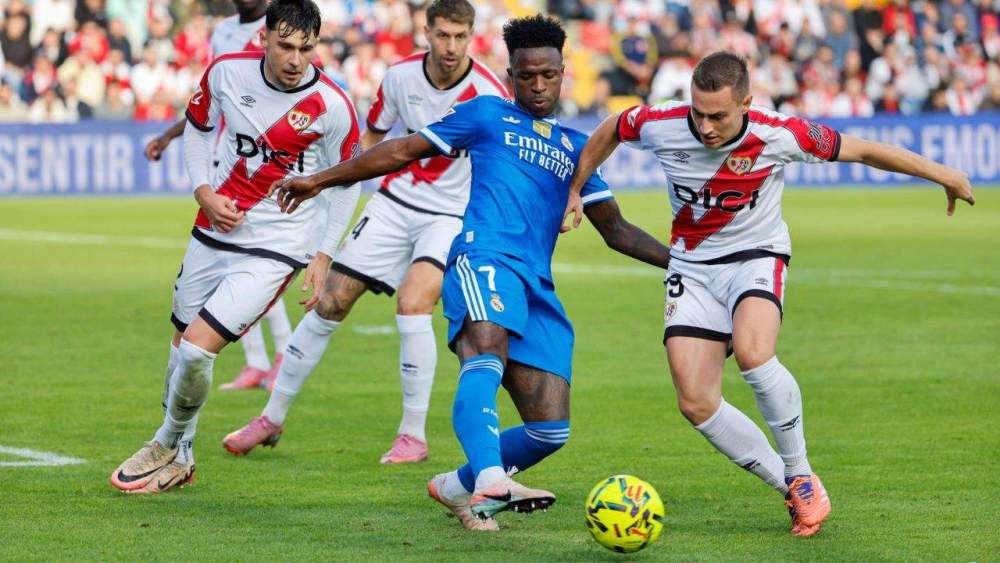 Vinicius rodeado de 3 jugadores del Rayo en el Rayo Vallecano del Real Madrid de ayer por la tarde Vinicius rodeado de 3 jugadores del Rayo en el Rayo Vallecano del Real Madrid de ayer por la tarde