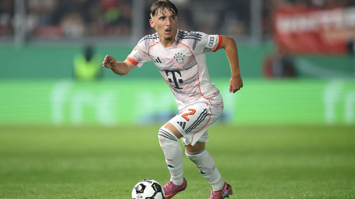Lennart Karl jugando un partido con el Bayern Múnich.