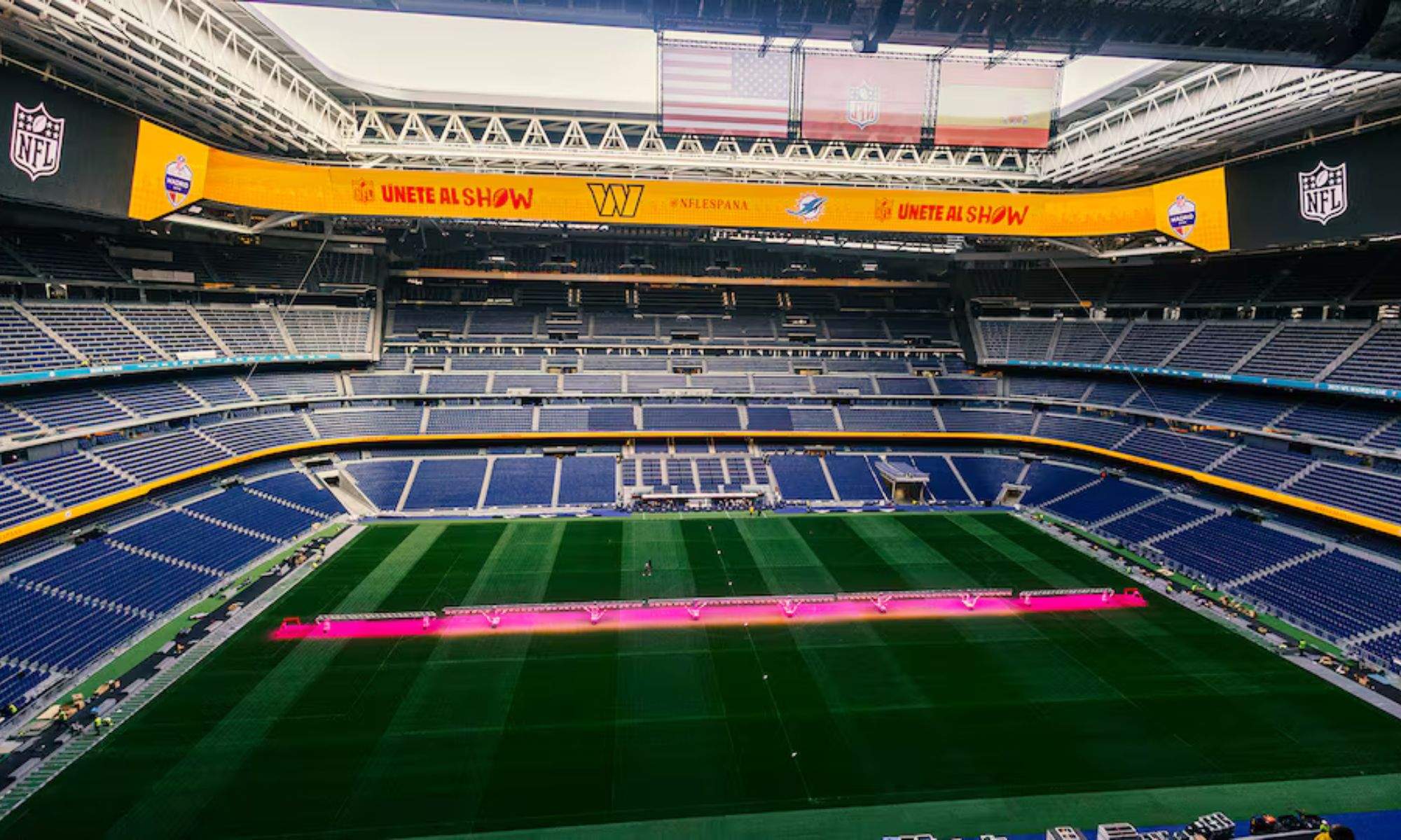 El interior del Bernabéu, con el marcador 360º ya adaptado al Madrid Game y las banderas de la NFL y EE UU