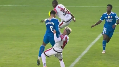 El agarrón de Chavarría a Bellingham dentro del área que no se señaló cómo penalti