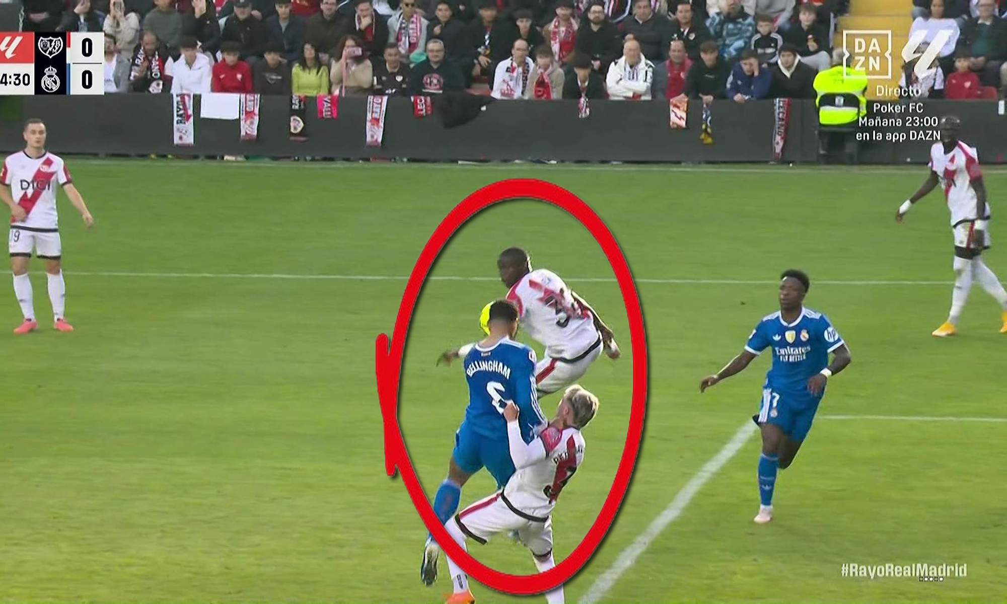 El agarrón de Chavarría a Bellingham dentro del área que no se señaló cómo penalti