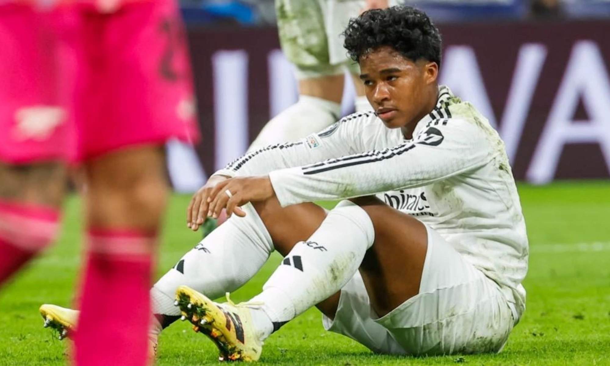 Endrick en el suelo en un partido con el Real Madrid