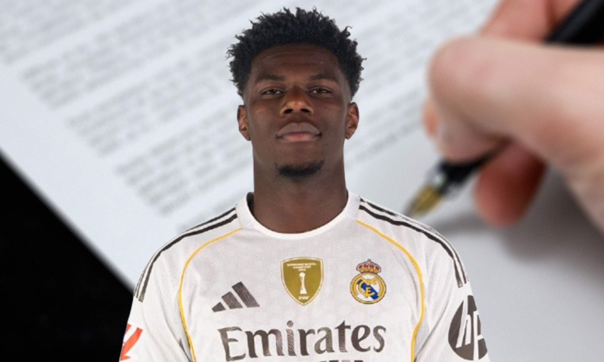 Aurélien Tchouaméni con la camiseta del Real Madrid y una firma de un contrato. 
