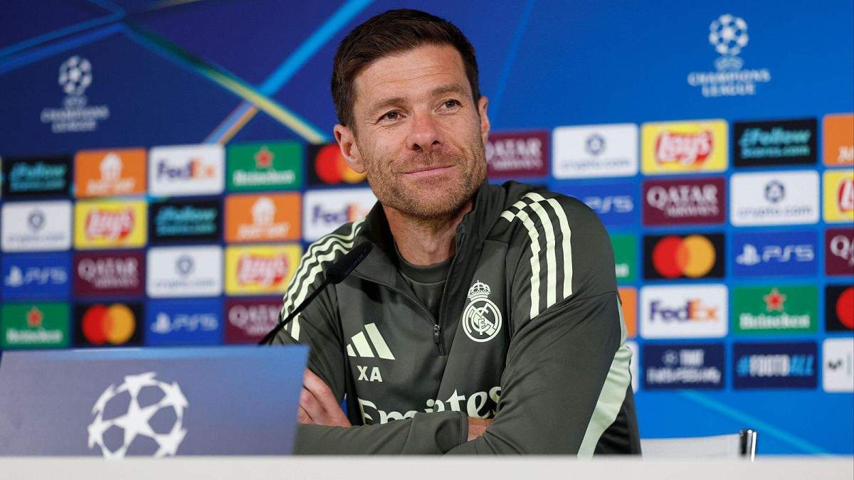Xabi Alonso hablando en una rueda de prensa del Real Madrid.