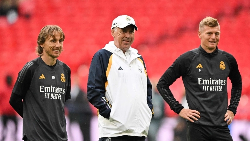 Ancelotti junto a Modric y Kroos Ancelotti junto a Modric y Kroos