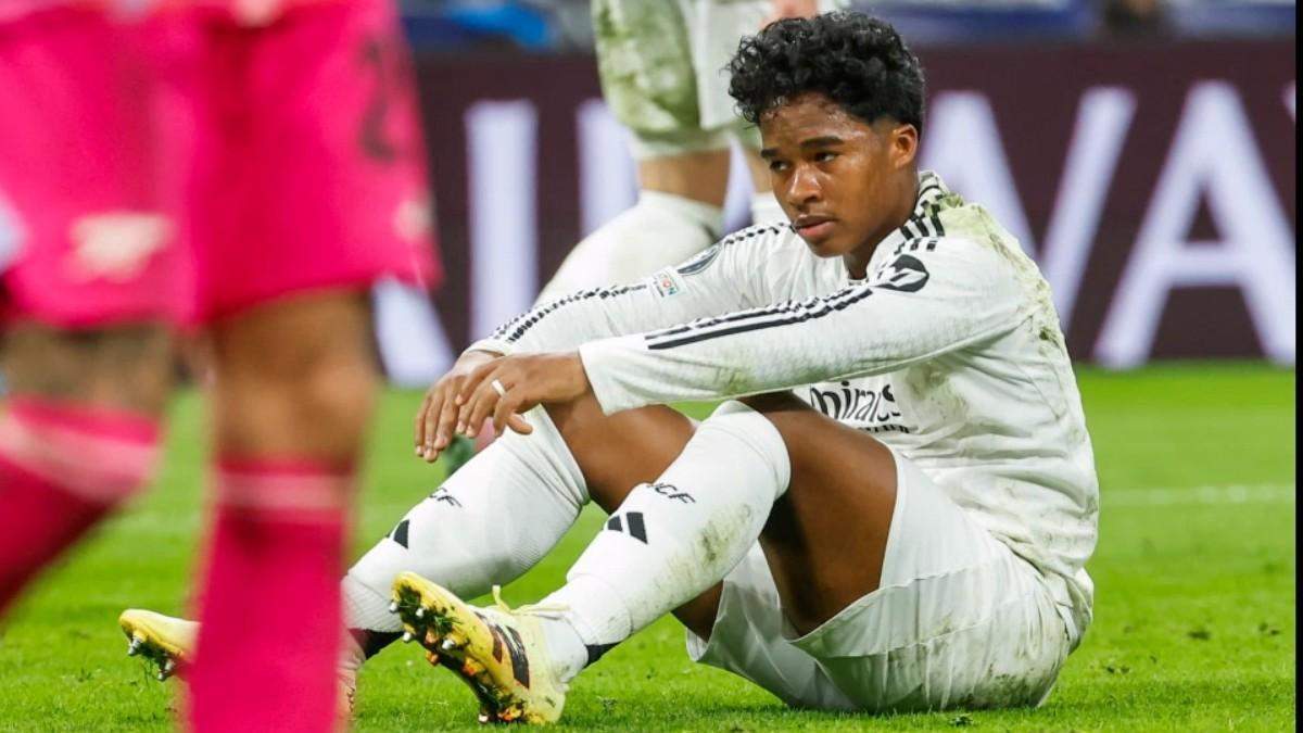 Endrick con el Real Madrid en el suelo durante un partido