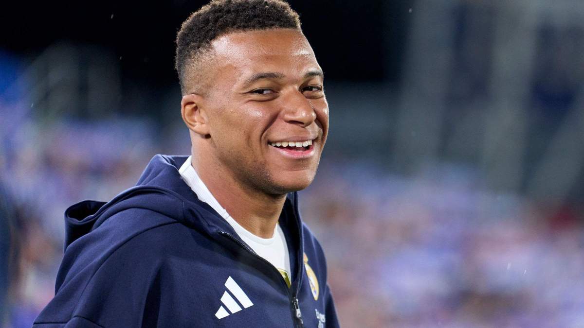 Kylian Mbappé sonriendo antes de comenzar un partido con el Real Madrid. Kylian Mbappé sonriendo antes de comenzar un partido con el Real Madrid.