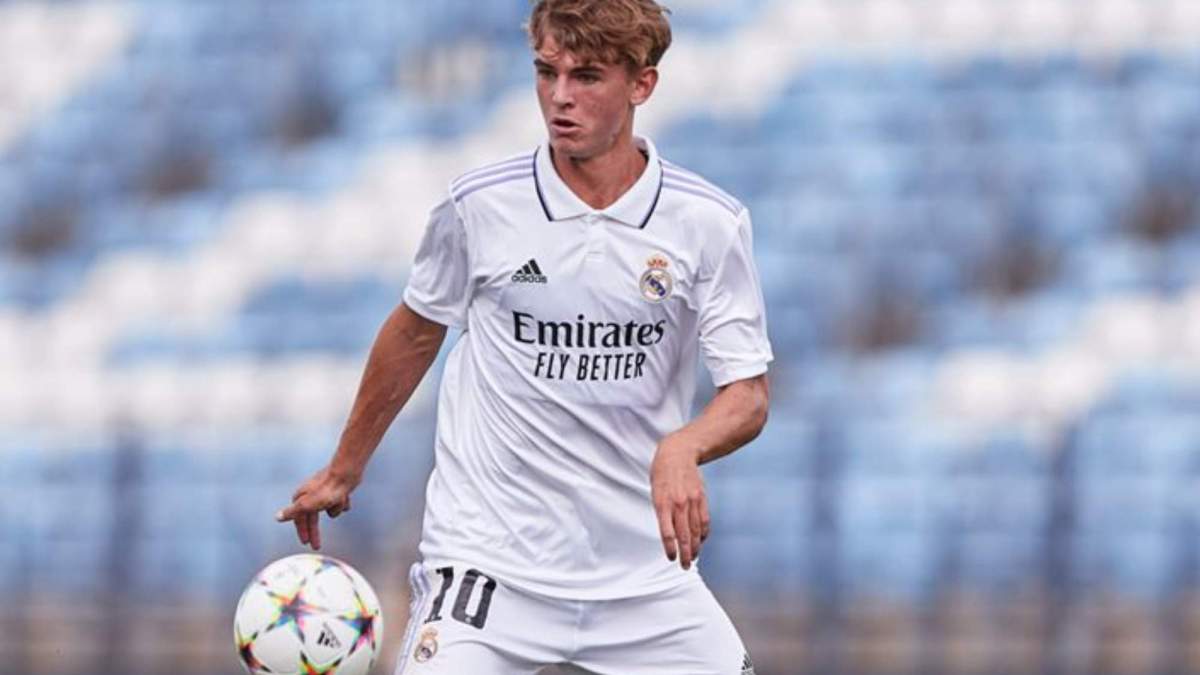 Nico Paz durante un partido con la cantera