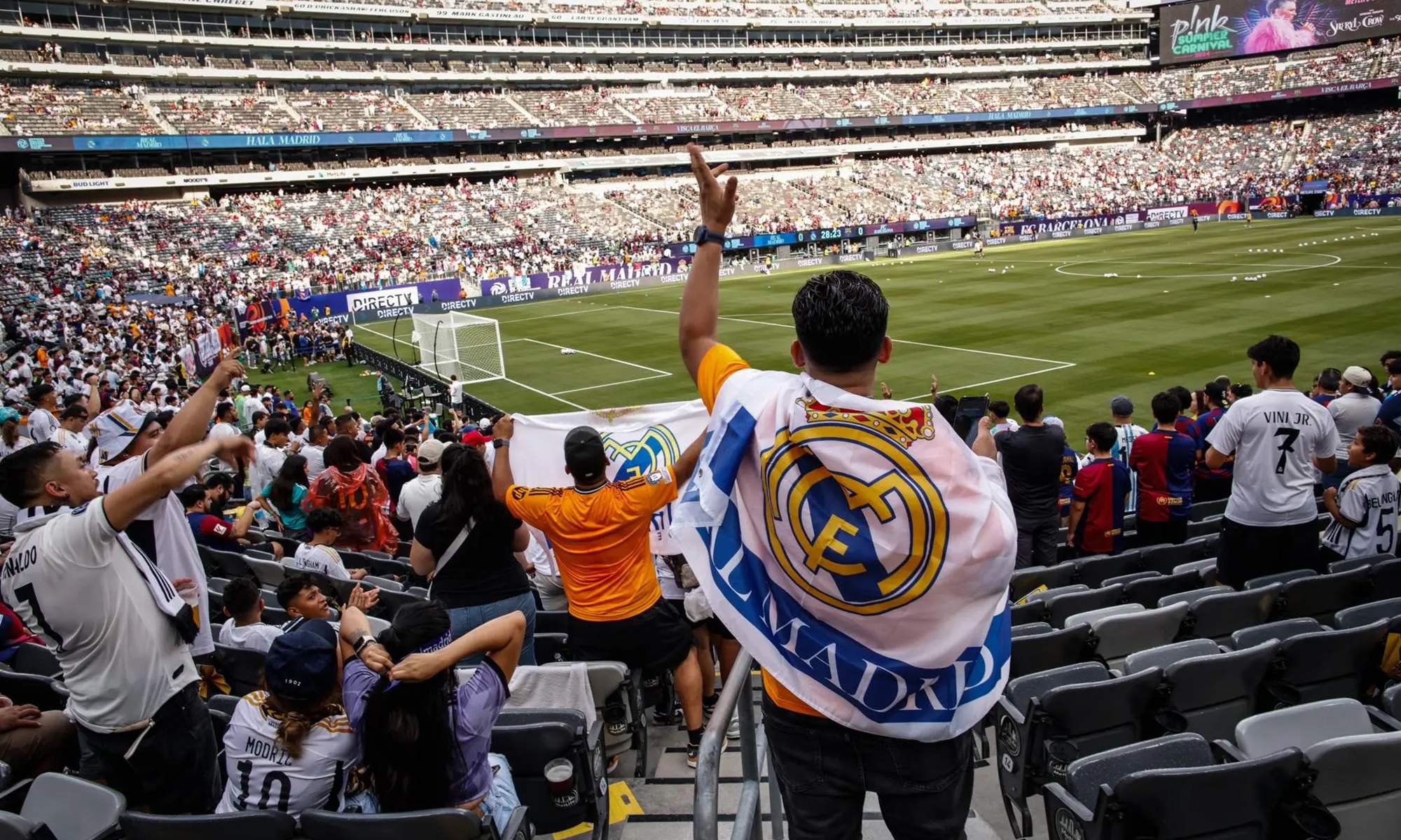 Fans del Real Madrid animando al equipo en un partido de Estados Unidos. 